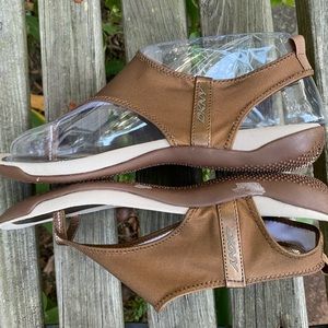 NWOT DKNY Sygnal bronze sandal size 10.